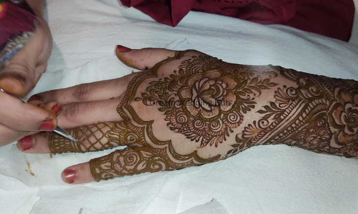 nargish mehndi art